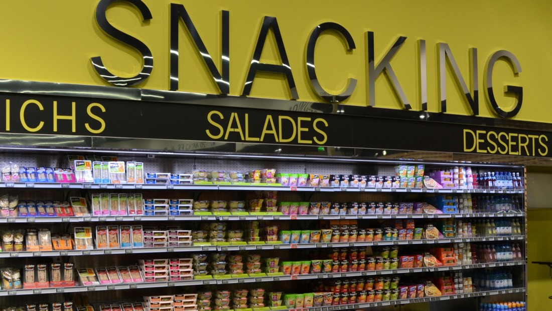 Rayon snacking au supermarché: dessert, salade, chips...