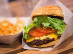 PFAS détectés dans certains emballages alimentaires, les ONG alertent Burger et frites dans un emballage alimentaire contenant des PFAS