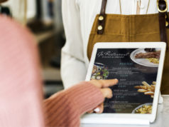 Digitalisation de la restauration en France digitalisation de la restauration: un menu digital affiché sur l’écran d’une tablette dans un restaurant