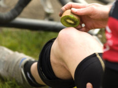 Snack après le sport, quels aliments choisir ? Un sportif en repos en train de consommer du kiwi