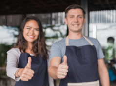 Les nouveautés en restauration rapide en France Deux jeunes restaurateurs qui sourient