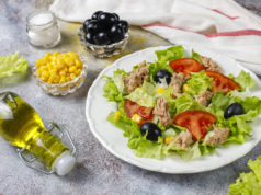 Le snack végétarien : qu’est ce que c’est ? Salade de thon avec laitue, olives, maïs, tomates de Snack végétarien