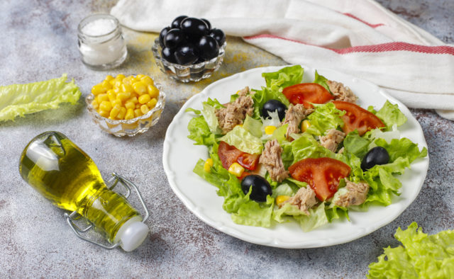 Salade de thon avec laitue, olives, maïs, tomates de Snack végétarien