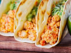 Tacos français: Qu’est ce que c’est? Tacos français avec poulet haché frit et sauce guacamole