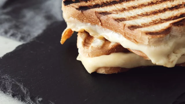 un sandwich panini au fromage