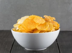 Faire des chips maison : des chips goûteuses et croquantes des chips maison dans une assiette blanche