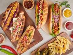 Recette du hot dog américain : un sandwich gourmand à savourer entre amis hot dog américain avec frites et des sauces