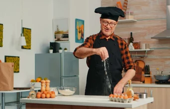 Recette du soufflé salé : une belle entrée bien gonflée un chef de cuisine en train de préparer la recette du souffle sale