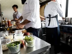 Découvrez comment aménager la cuisine d’un restaurant aménager table inox d'un restaurant