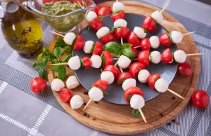 Brochette de tomate cerise : le snack de l’été 2022 Brochette de tomate cerise