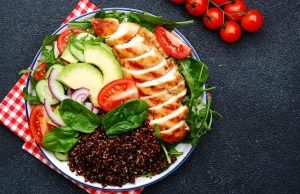 Découvrez la recette authentique de salade de quinoa aux légumes ! Salade de quinoa